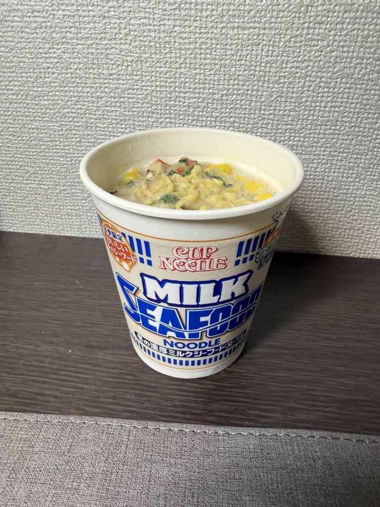 カップヌードル冬の濃厚ミルクシーフードヌードルの中身写真(お湯を注いで3分後)