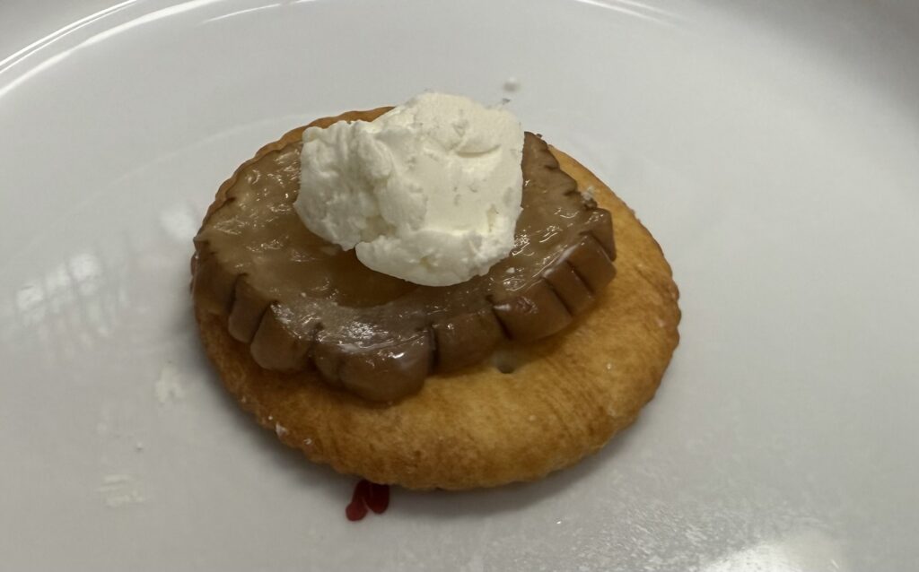 いぶりがっこクリームチーズの居酒屋風おつまみ盛り付け