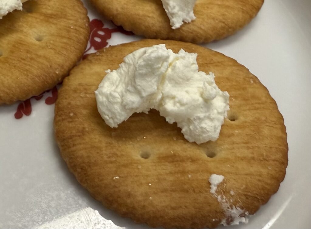 リュクスクリームチーズをのせたクラッカーカナッペの写真