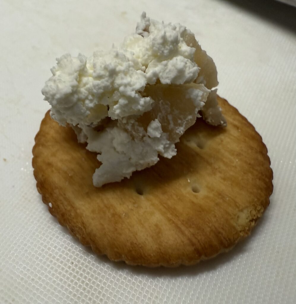 刻んだいぶりがっことクリームチーズを混ぜた写真