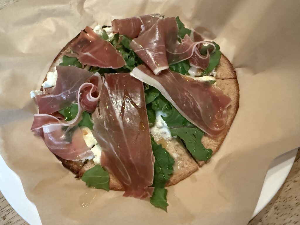 プロシュートルッコラ(モッツァレラ・生ハム・ルッコラ)の写真
