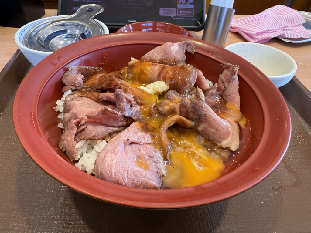すき家ローストビーフ丼に卵黄を混ぜた写真