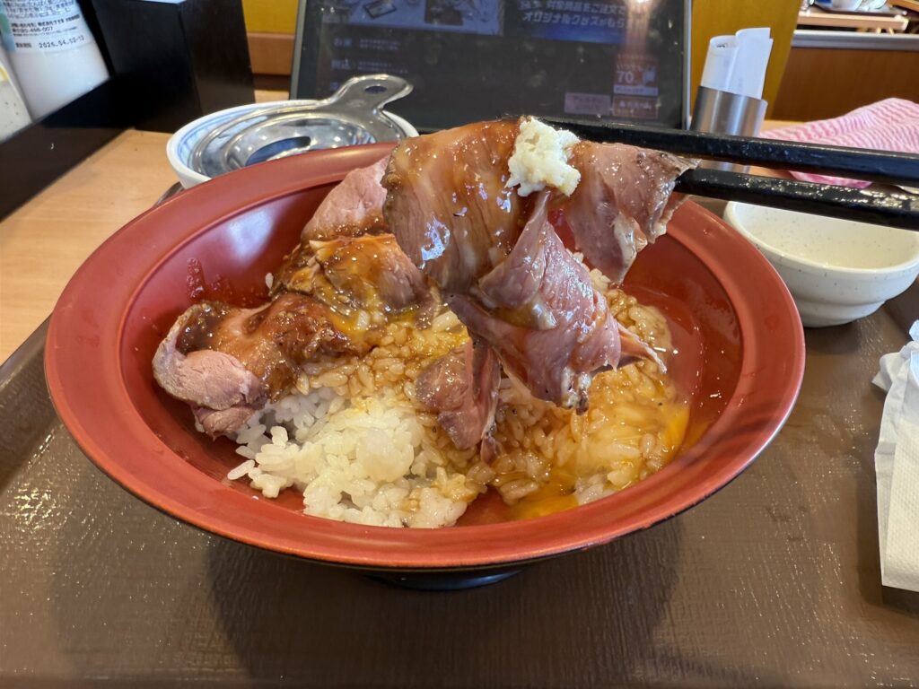 すき家ローストビーフ丼に添えられた西洋わさびの写真