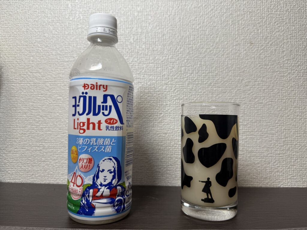 ヨーグルッペ ライトをコップに注いだ写真