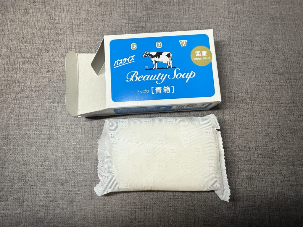 牛乳石鹸 青箱のパッケージと中身の固体石鹸 レトロな箱と石鹸本体