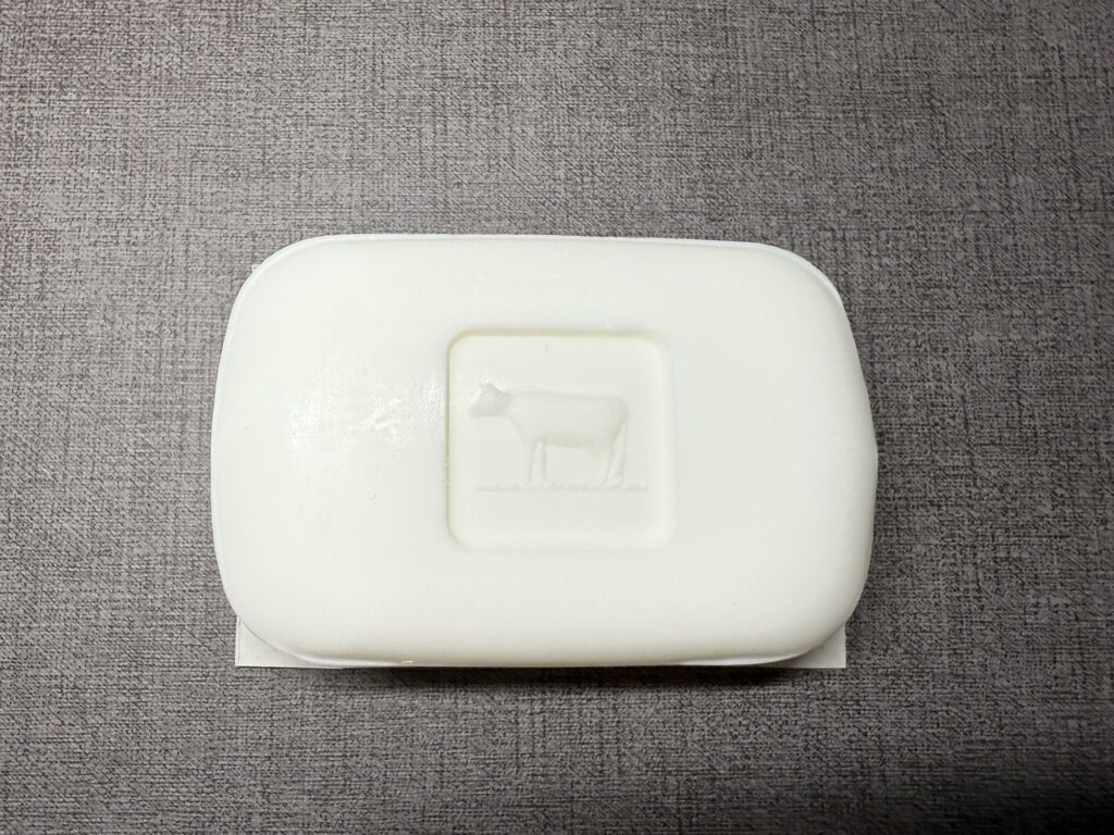 牛乳石鹸 青箱の中身 石鹸表面に牛のレリーフ模様