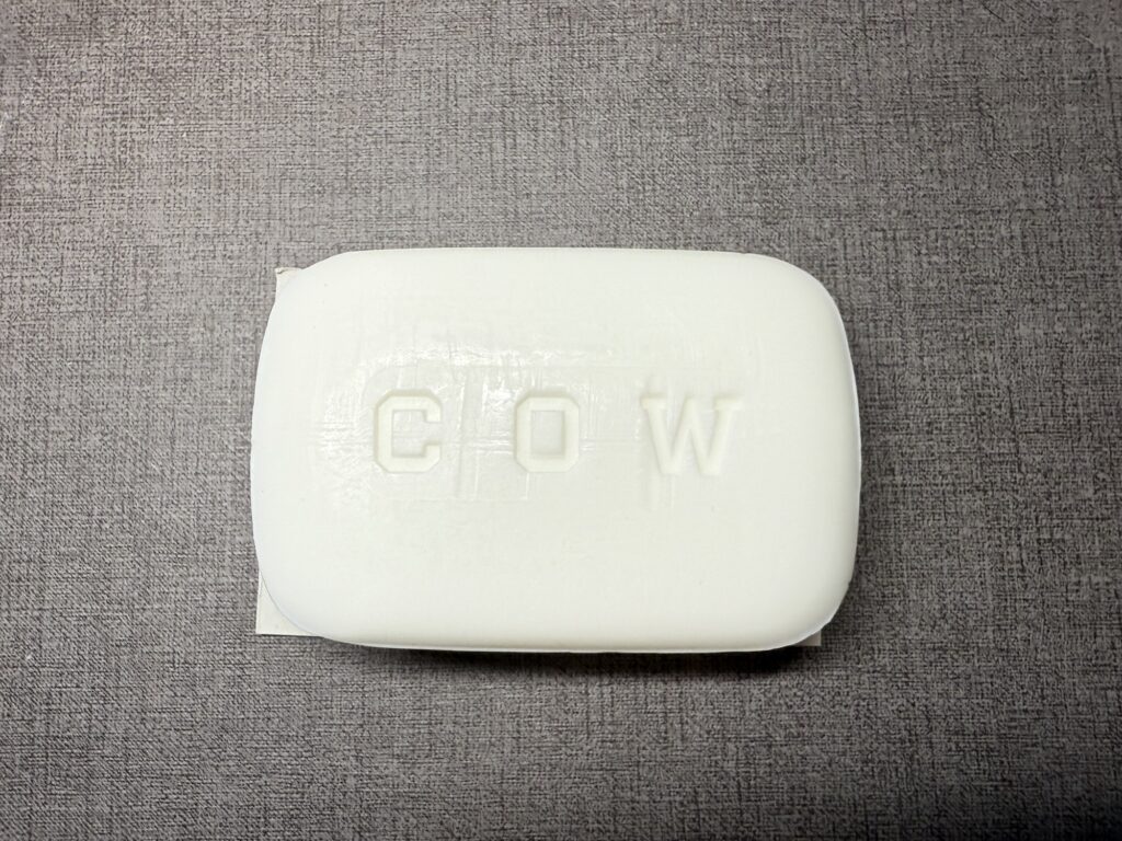 牛乳石鹸 青箱の中身 石鹸表面にCOWの刻印