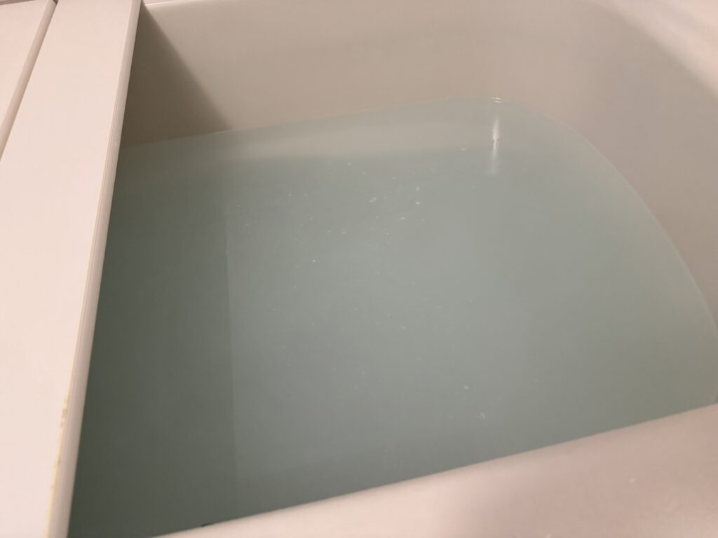 北海道牛乳入浴剤Corokuを入れた乳白色のお風呂　ミルク風呂のような湯色
