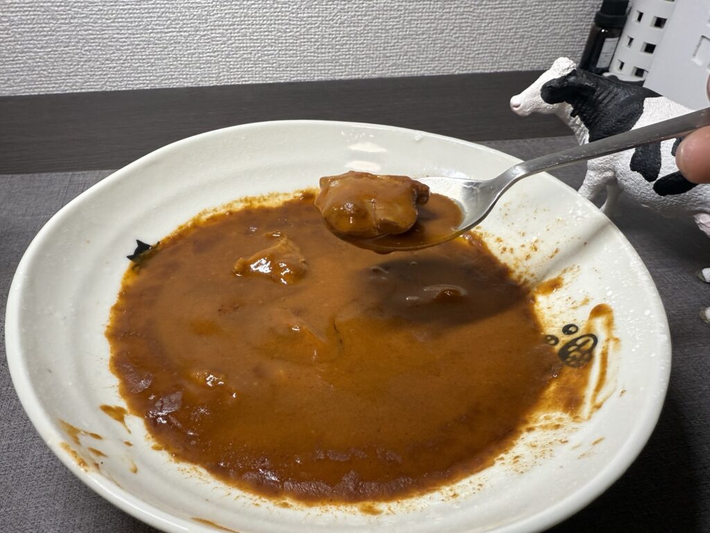 無印良品バターチキンカレーのチキンをスプーンで掬い上げた写真