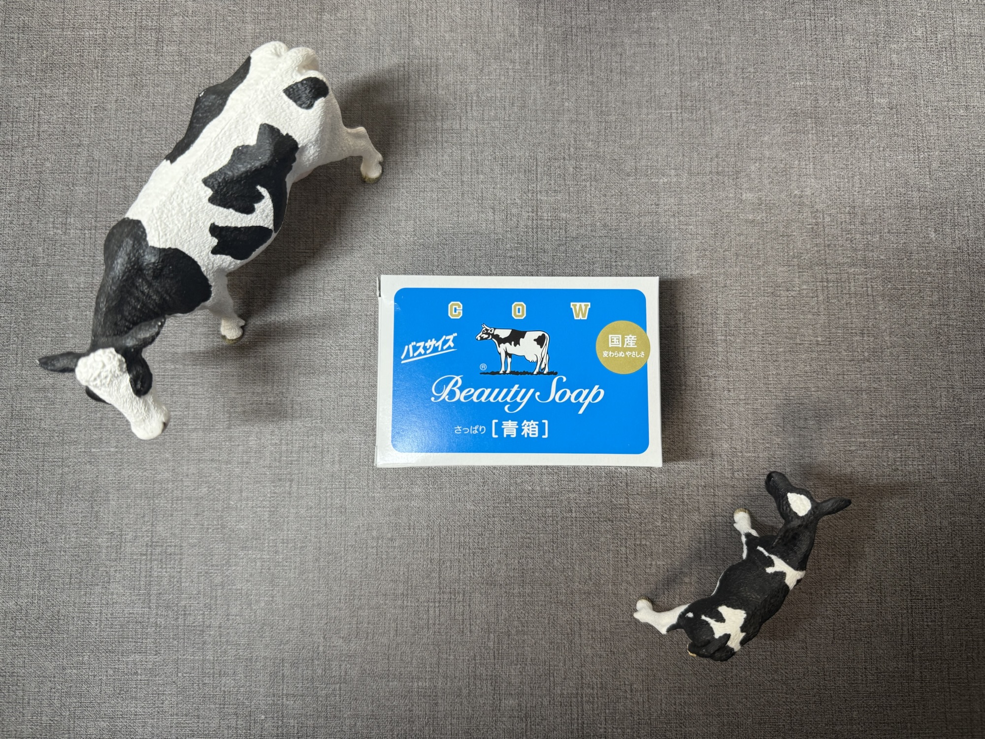 牛乳石鹸 青箱のパッケージと泡立ちイメージ｜さっぱり洗い上がりの固形石鹸レビュー