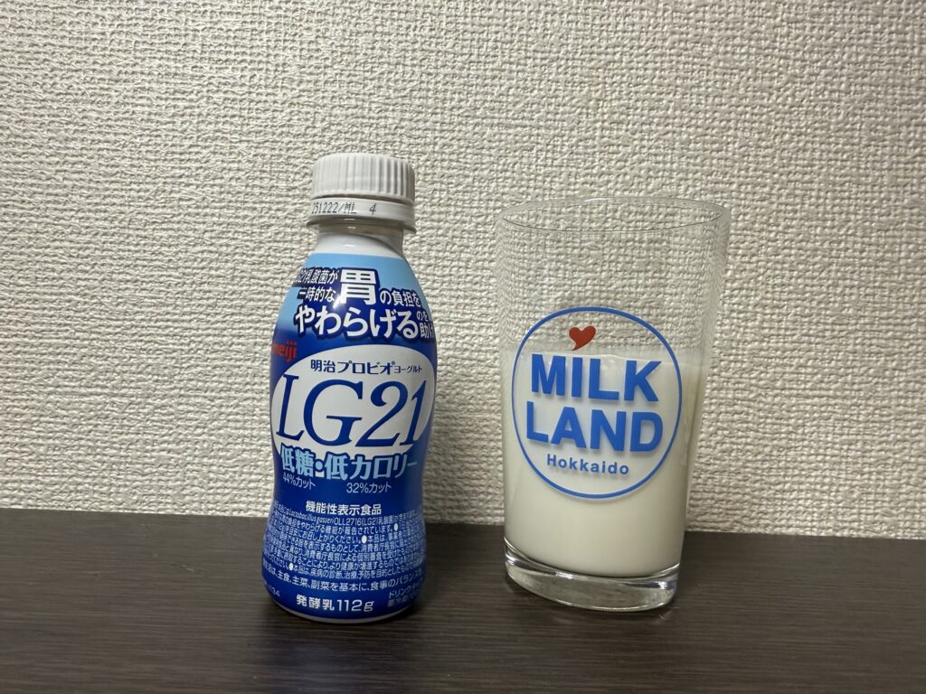 明治プロビオヨーグルトLG21ドリンクタイプをコップに注いだ様子