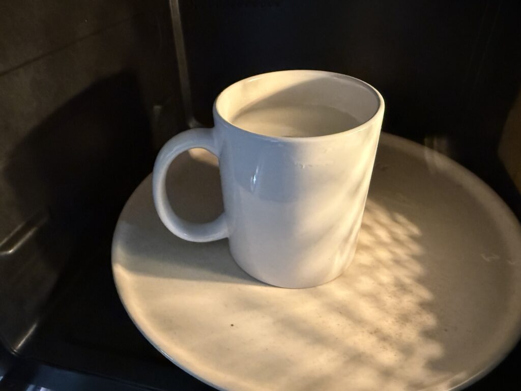 薬用養命酒のホットミルク割りを電子レンジで温めている様子