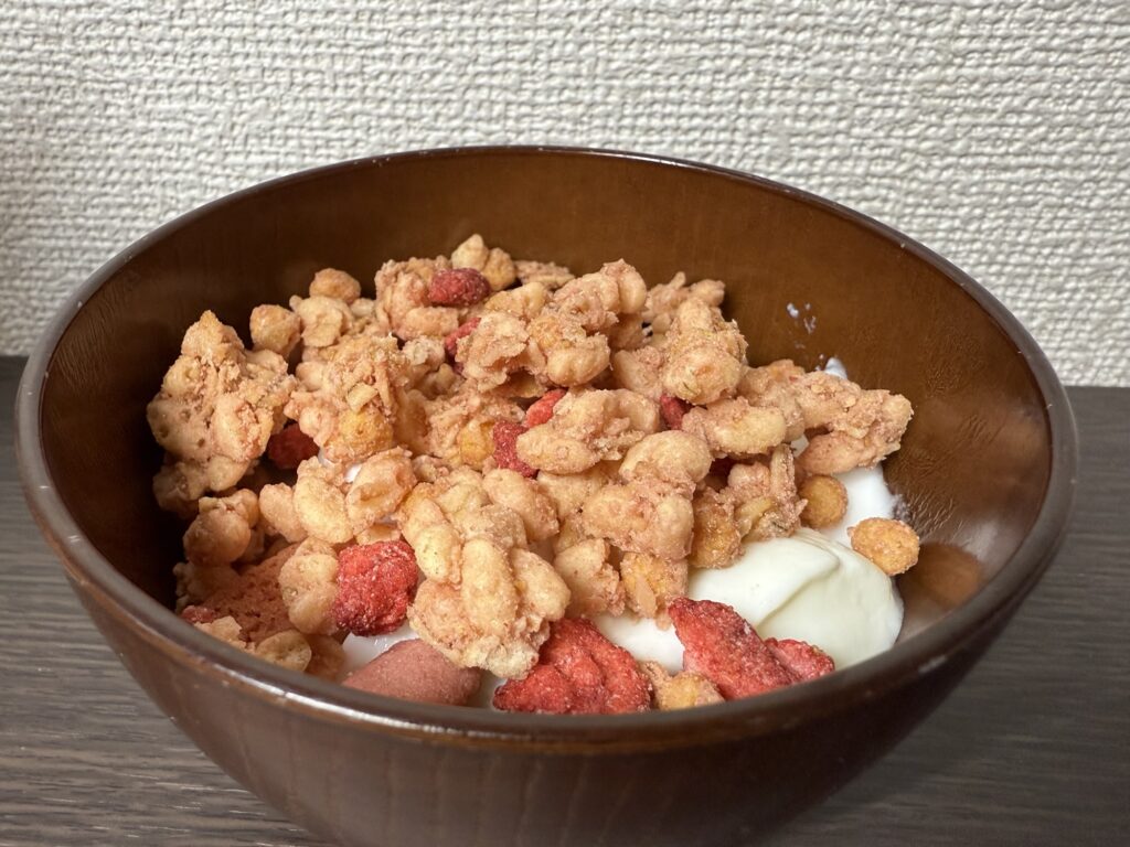 ごろっとグラノーラ いちごづくしにヨーグルトをかけた朝食シーン