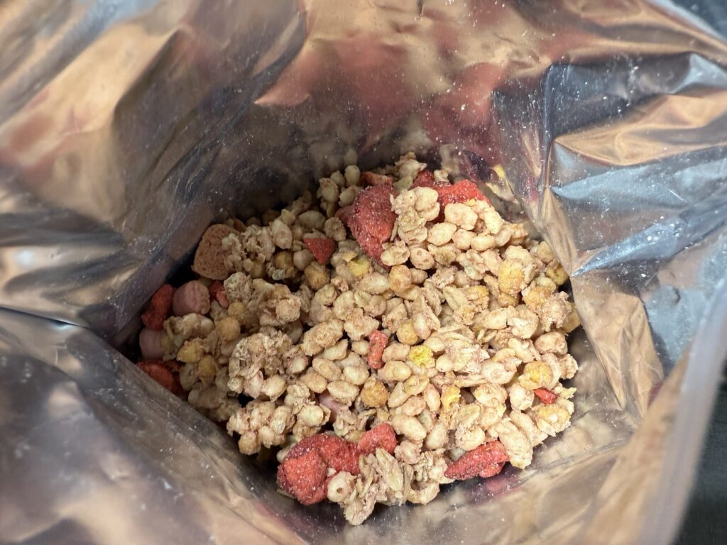 ごろっとグラノーラ いちごづくしの中身 フリーズドライいちご入り
