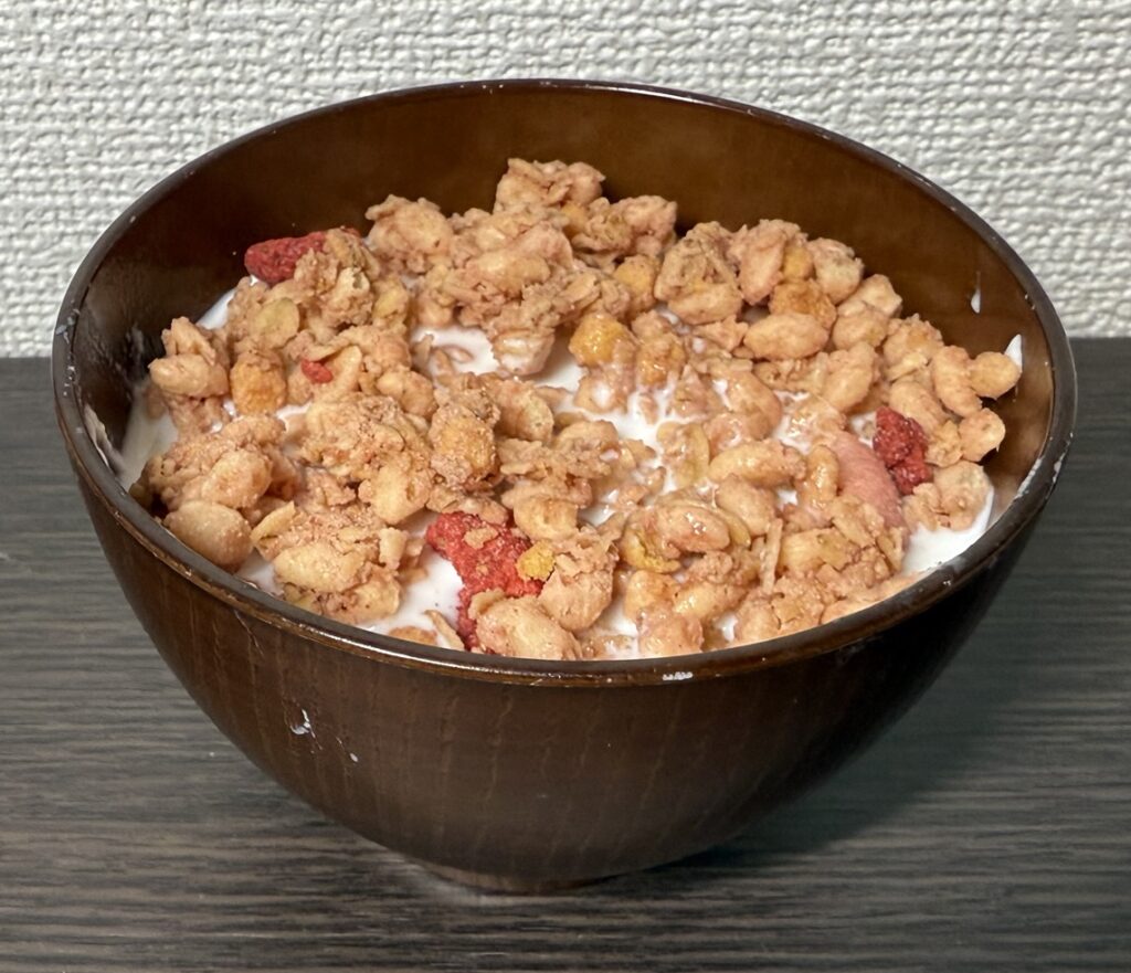 ごろっとグラノーラ いちごづくしに牛乳をかけた朝食シーン