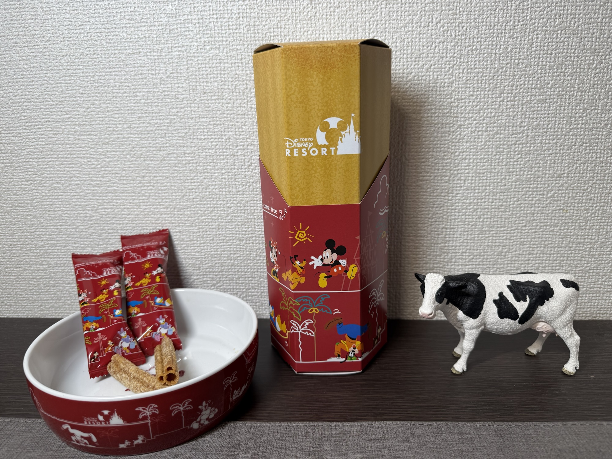 ディズニー チュロススナック クレームブリュレ風味のパッケージとミッキー形スナック