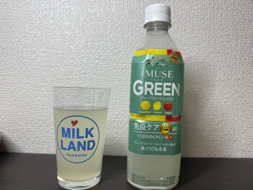 キリン iMUSE グリーンをコップに注いだ様子 グレープフルーツ味