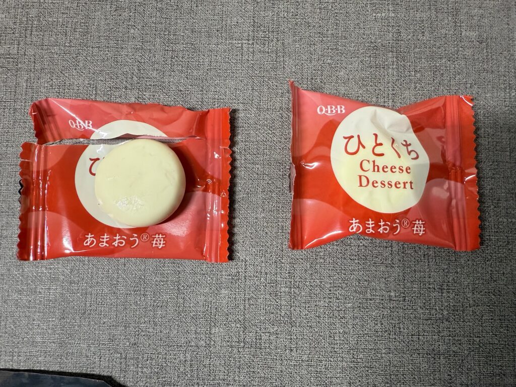 ひとくちチーズデザート あまおう苺 パッケージと中身　個包装チーズデザートを袋から取り出した状態