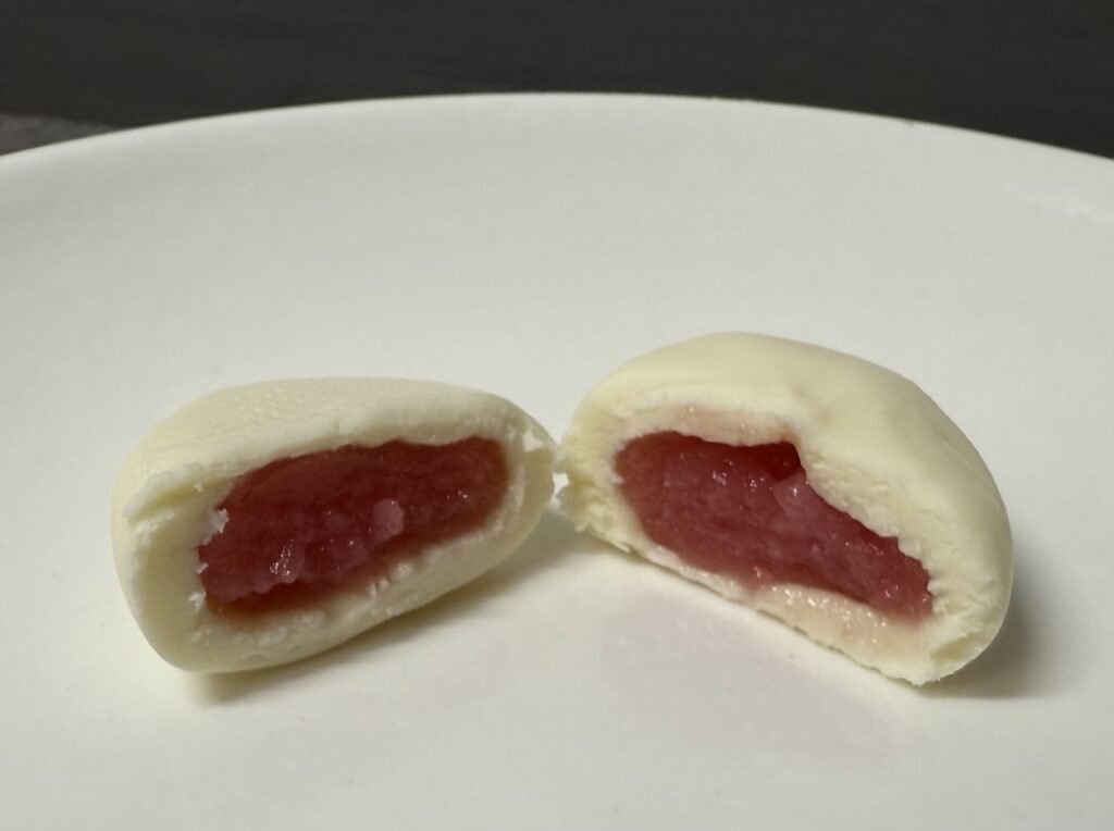 ひとくちチーズデザート あまおう苺 断面　半分に割った中からあまおう苺ソースが見えるチーズスイーツ