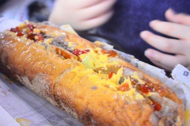 チーズステーキ　牛肉ととろけるチーズの濃厚ホットサンド風料理