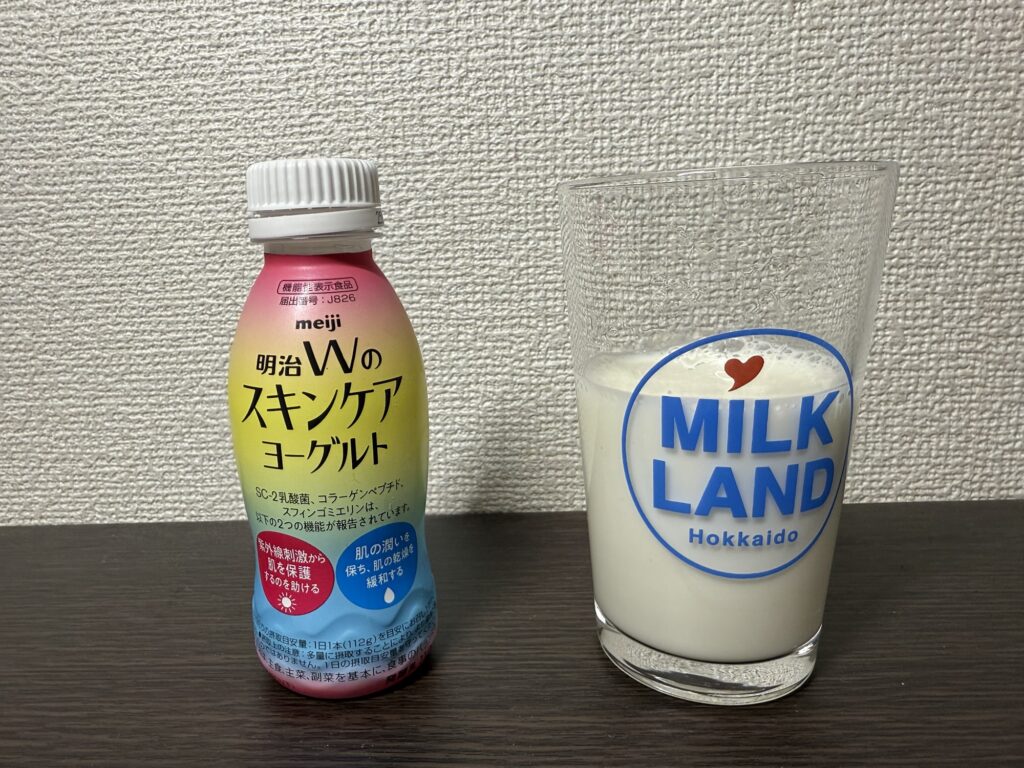明治Wのスキンケアヨーグルトをコップに注いだ状態　ヨーグルト飲料
