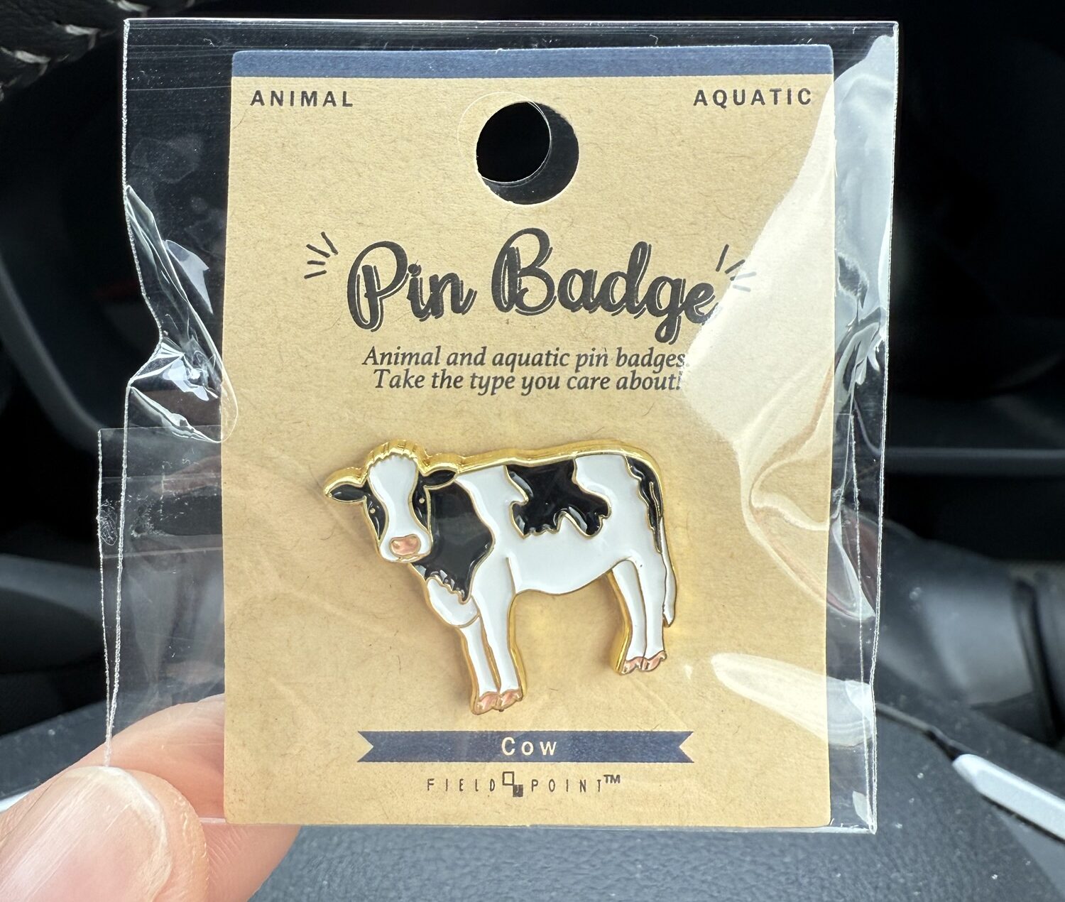 ワールド商事 アニマルピンバッジ 牛 ホルスタイン柄の可愛いデザイン