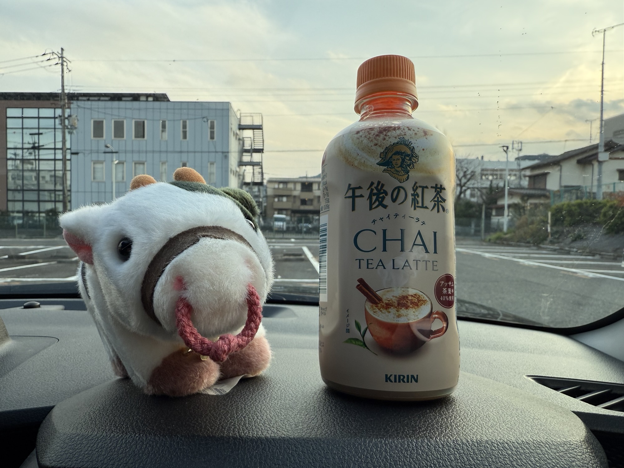 午後の紅茶 チャイティーラテ ホットのボトルと温かいチャイ