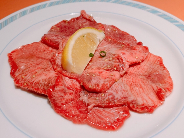 牛タンにレモンを焼く前にかける正しい使い方と健康的な焼肉