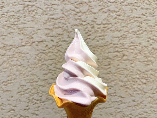 いちごとバニラのミックスソフトクリーム