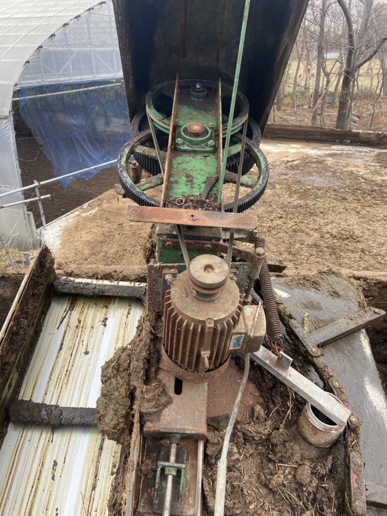 バーンクリーナーの氷除去作業 冬季の牛舎で起きる転落事故リスク