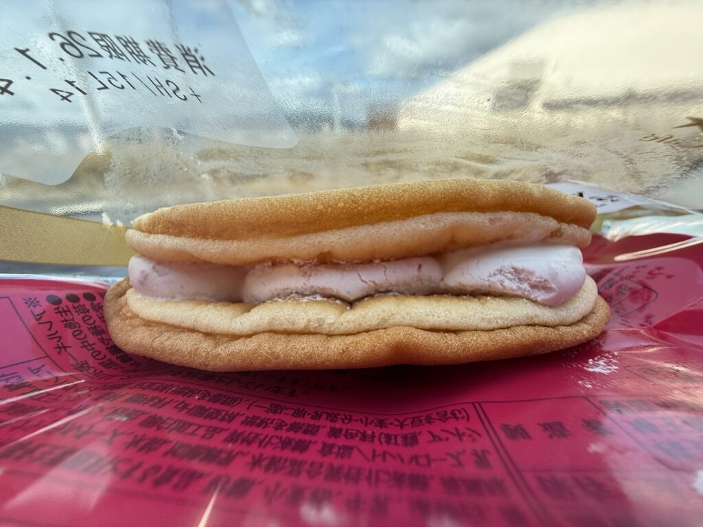 Uchi Café ふんわりワッフル いちごミルク 断面 いちごクリームとミルククリームの層