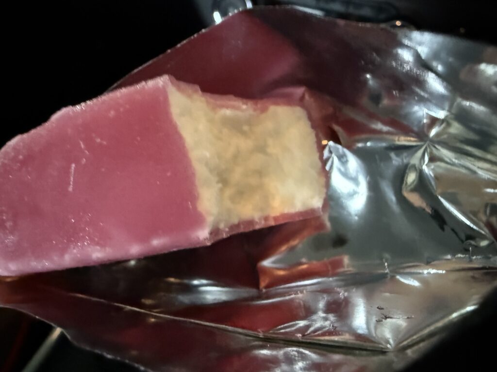 明治ブルガリア フローズンヨーグルトデザート ブルーベリー 断面 ヨーグルト