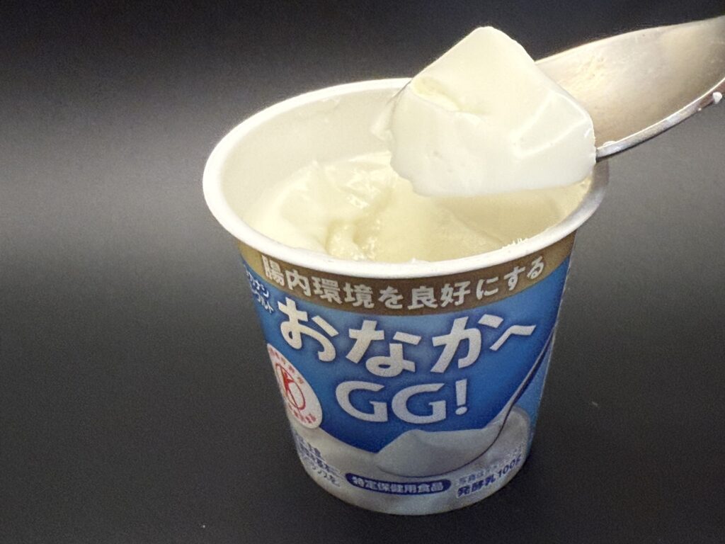おなかへGG！ヨーグルトの中身をスプーンですくった様子