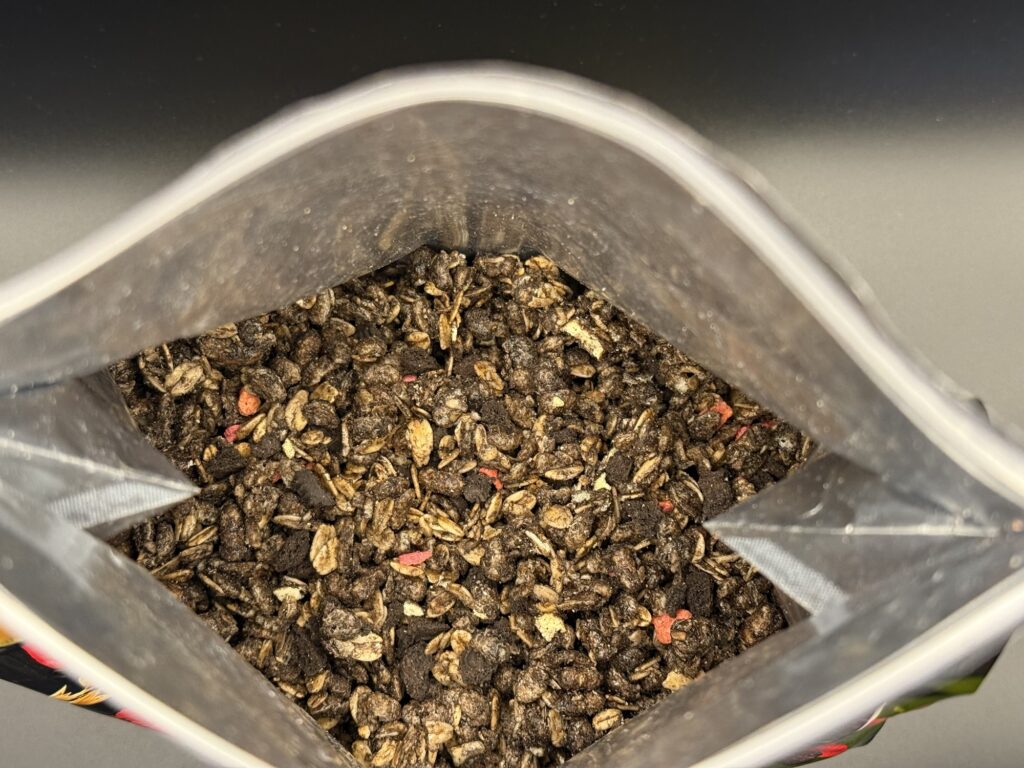 カルビー フルグラ ブラックサンダー味 袋の中身 チョコクランチ グラノーラ