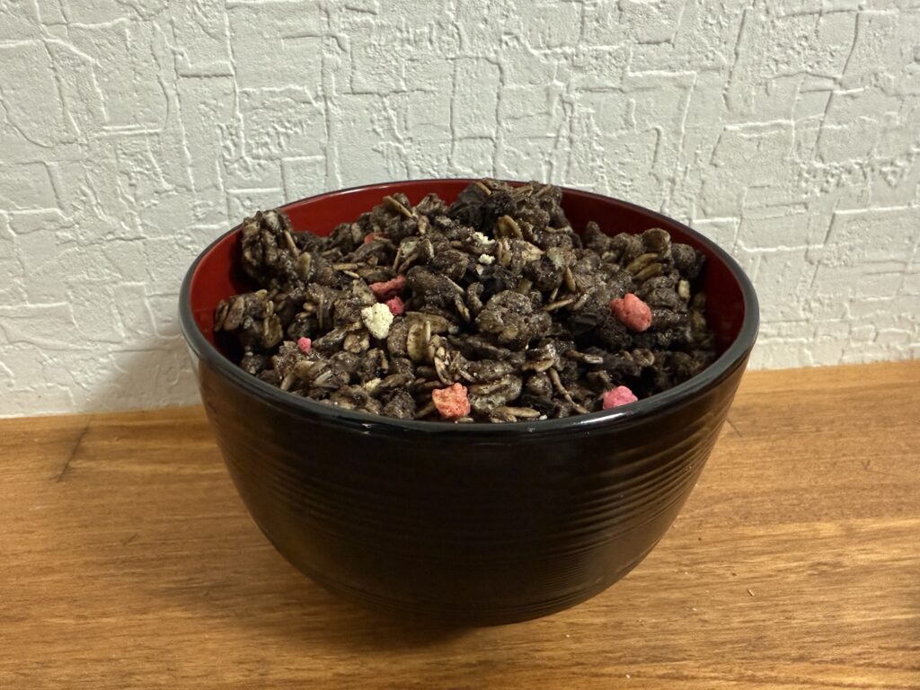 フルグラ ブラックサンダー味の中身｜チョコクランチとココアビスケット入りシリアル