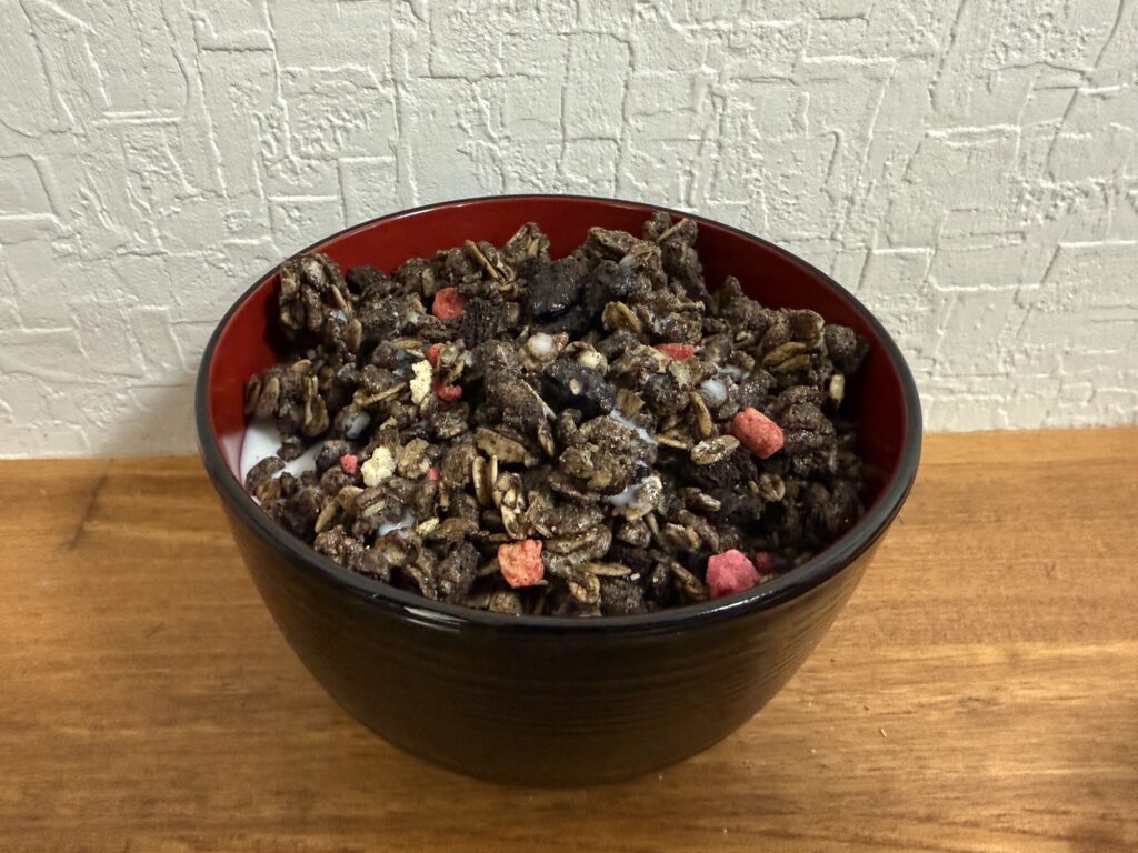 フルグラ ブラックサンダー味 牛乳がけ チョコクランチ シリアル 朝食