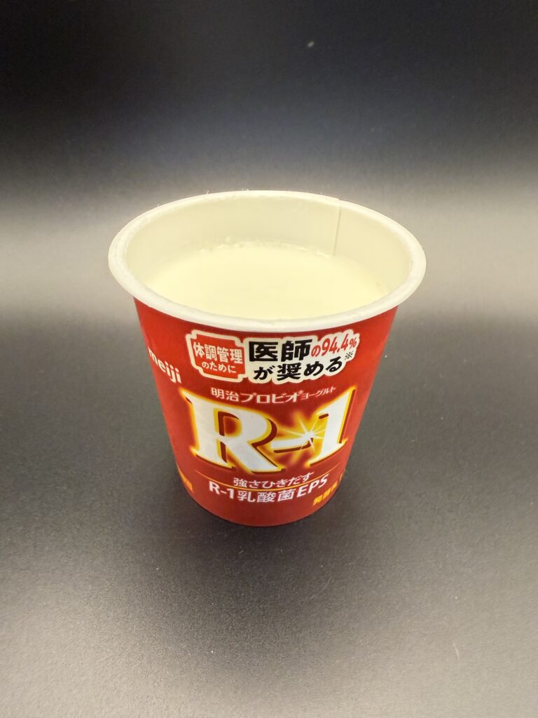 明治 R-1ヨーグルト 中身 なめらかなヨーグルトの質感