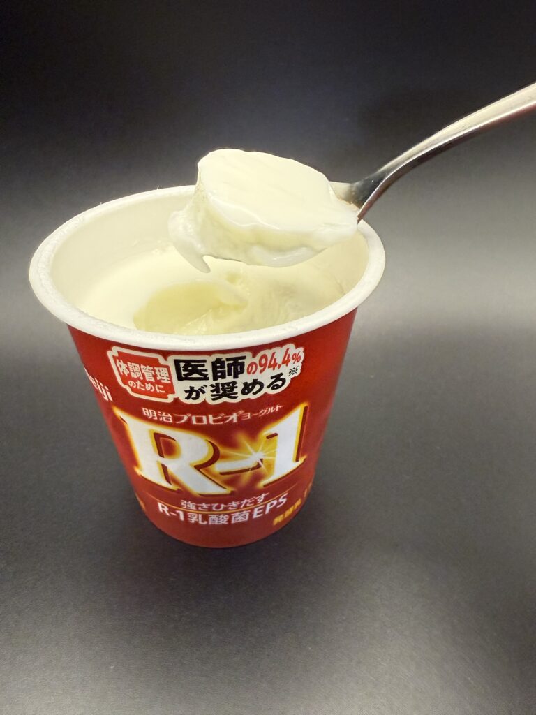 明治 R-1ヨーグルト スプーンですくった なめらかな質感
