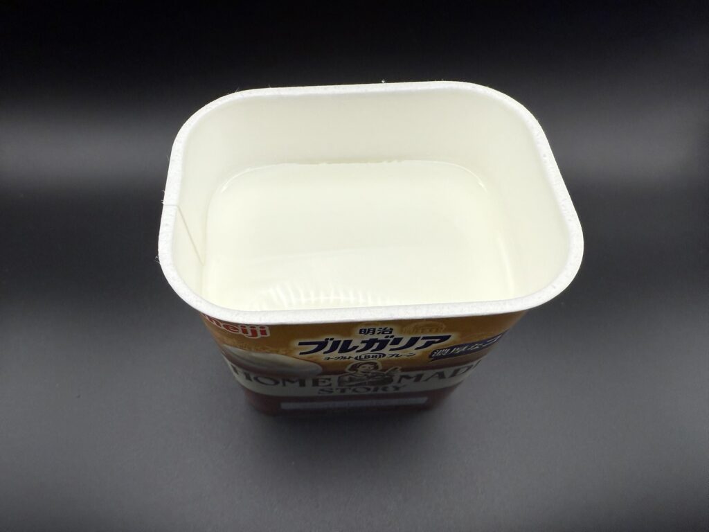 明治ブルガリアヨーグルト HOME MADE STORYの中身 なめらかで自然な酸味のプレミアムヨーグルト