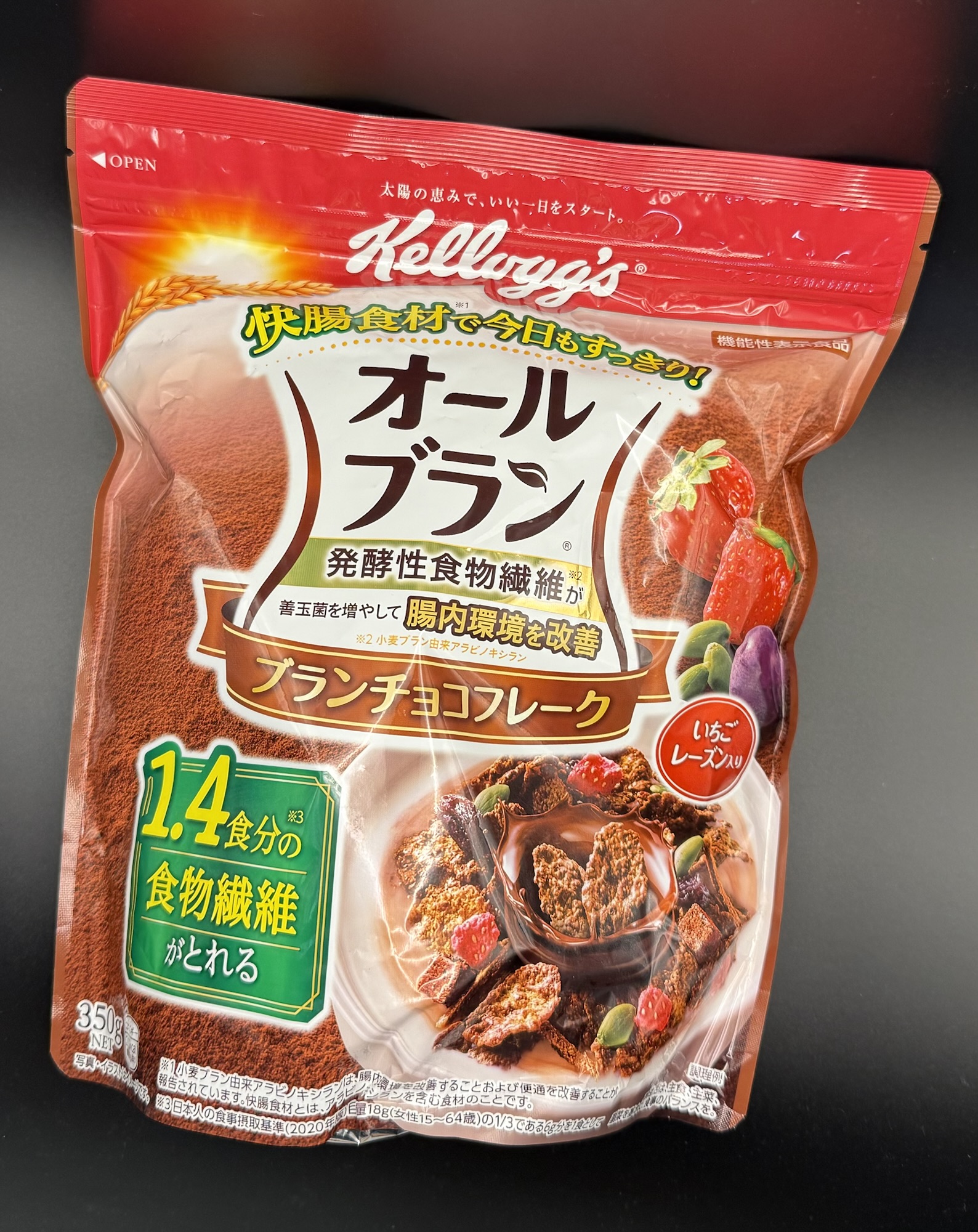 オールブラン ブランチョコフレークのパッケージと牛乳をかけた腸活シリアルの実食イメージ