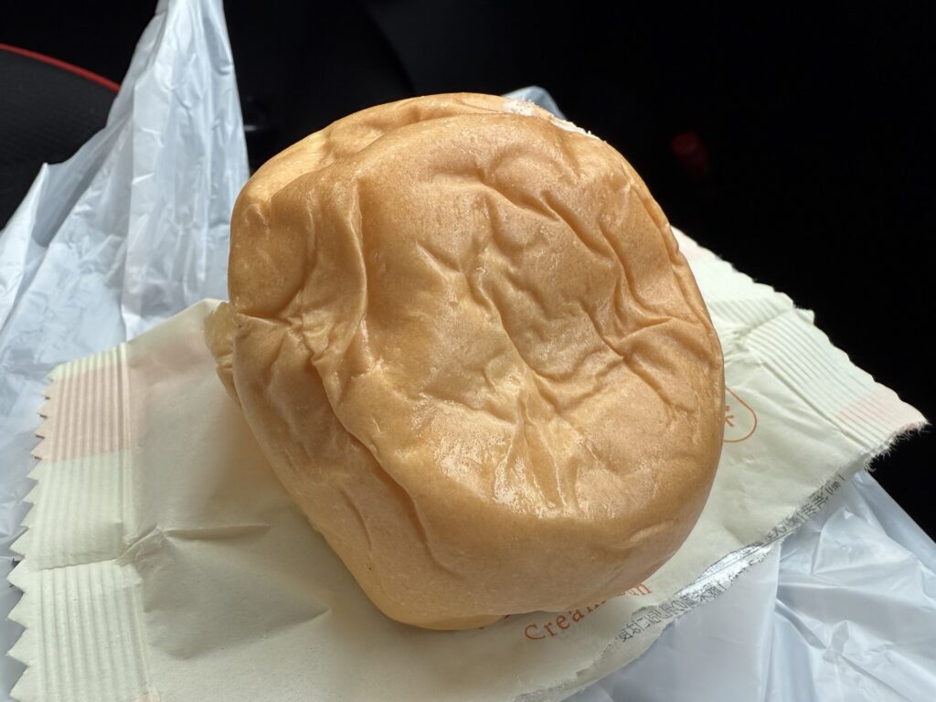 八天堂くりーむパンの外観（白くやわらかい丸型パン）