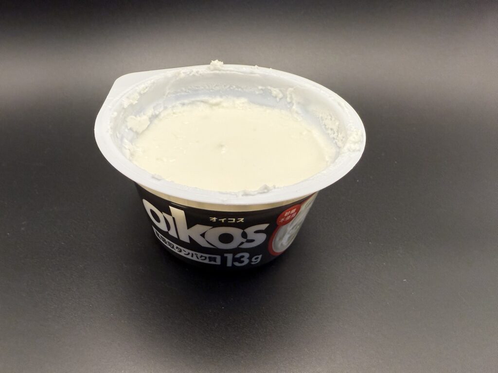 オイコス（OIKOS）ギリシャヨーグルトの中身（濃厚なヨーグルト）