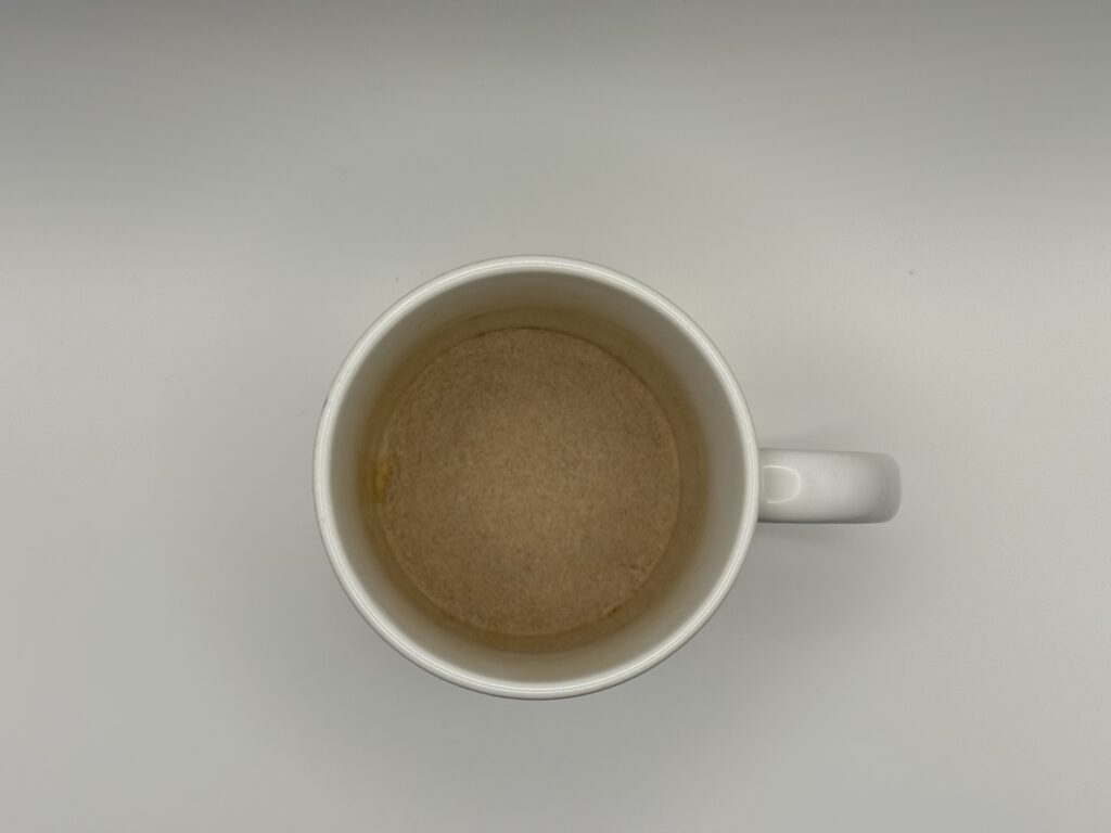 日東紅茶 紅茶好きのためのロイヤルミルクティー 14gをコップに入れた状態