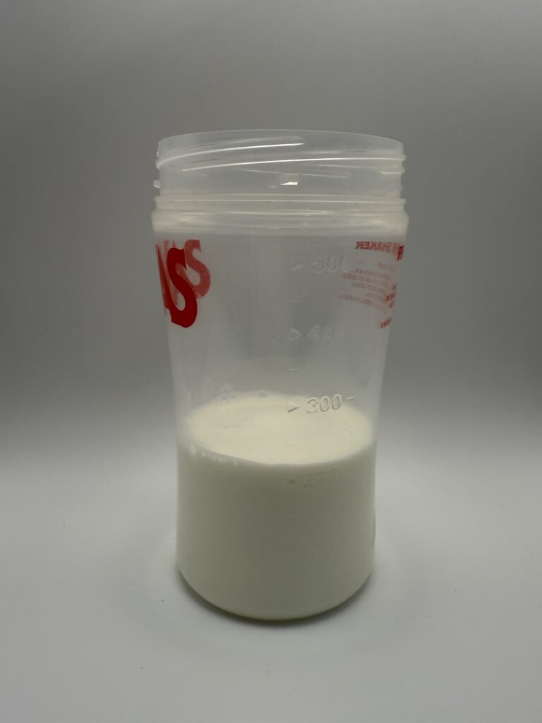 プロテインシェイカーに200mlの牛乳を注いだ状態