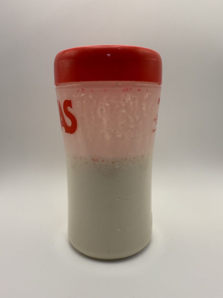 REYS ホエイプロテイン カフェオレ風味を牛乳でシェイカー混合した状態