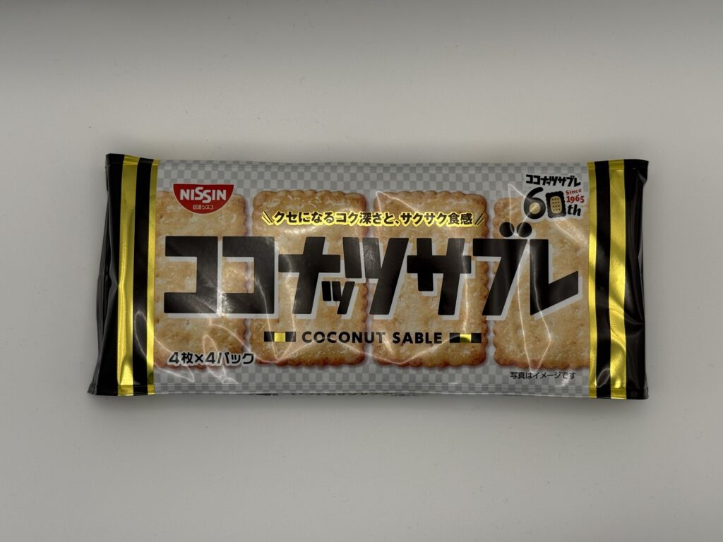 ココナッツサブレのパッケージとサクサク食感のビスケット