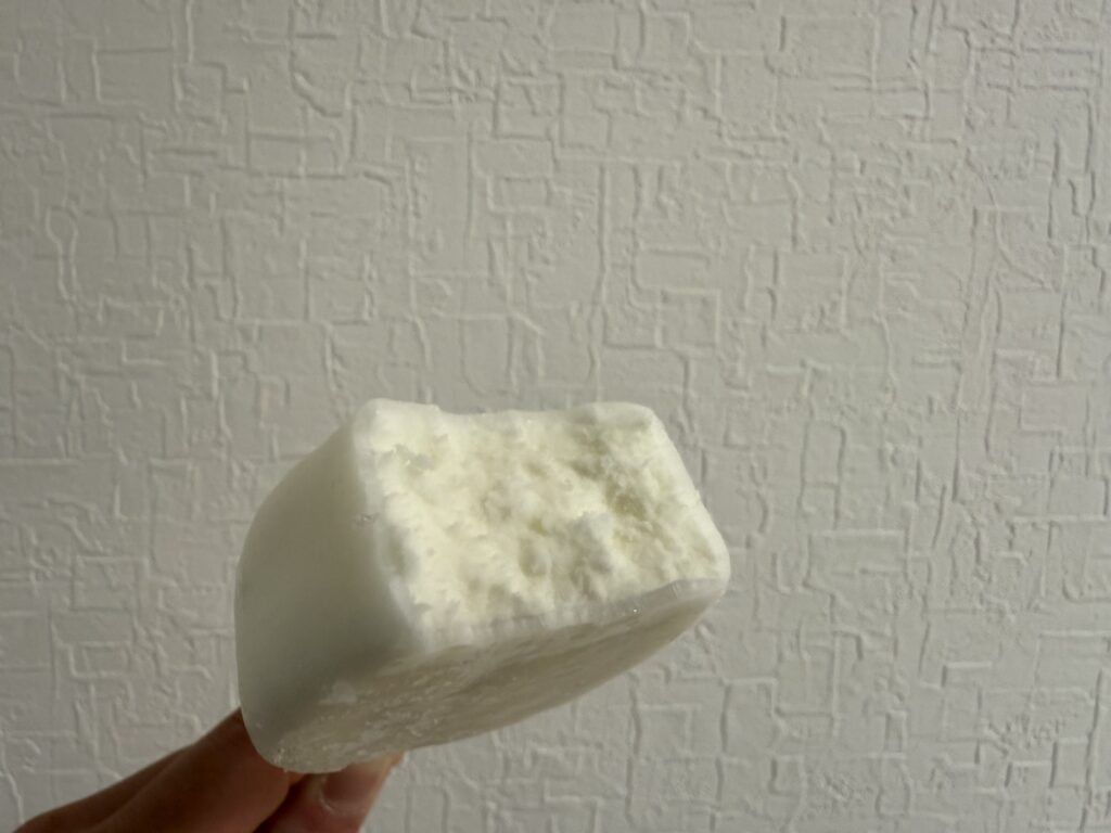 明治ブルガリアフローズンヨーグルトデザート 断面 カットした中身の質感