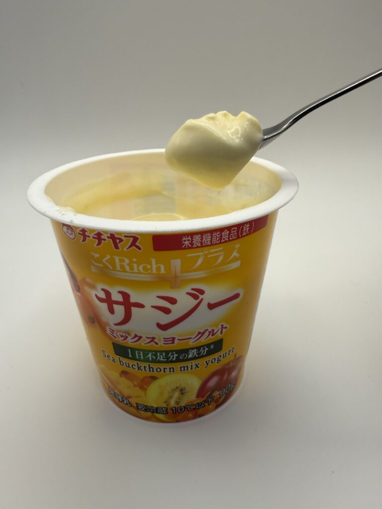 こくRichプラス サジーミックスヨーグルト 濃厚ヨーグルトに果肉が混ざった見た目