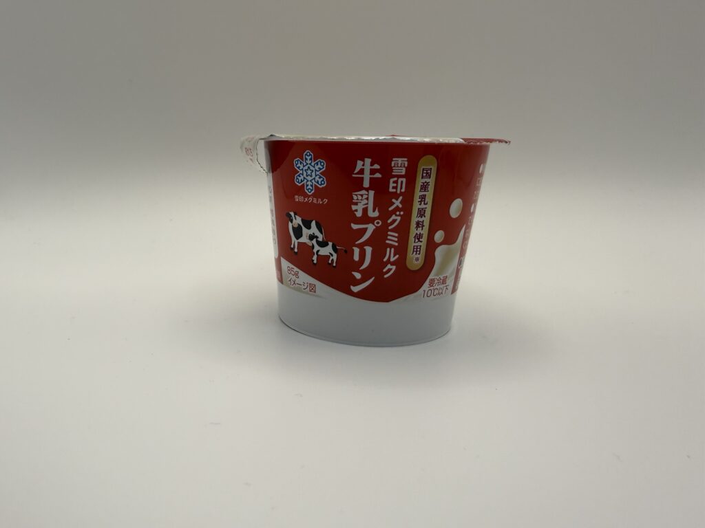 雪印メグミルク牛乳プリンのカップと白いプリンのアップ