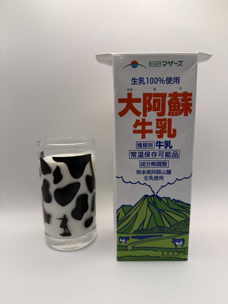 大阿蘇牛乳 1000ml コップに注いだミルクの様子